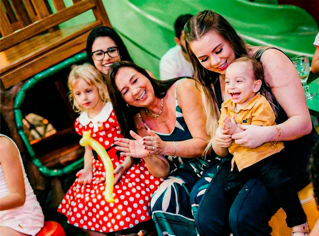 criança feliz buffet